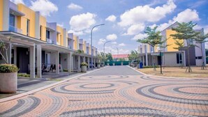 A modern building with a curved driveway and a clear sky. - Kelapa Gading House (Jakarta)