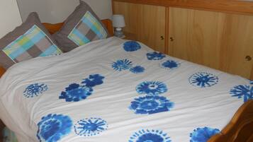 2 bedrooms, iron/ironing board, WiFi, bed sheets