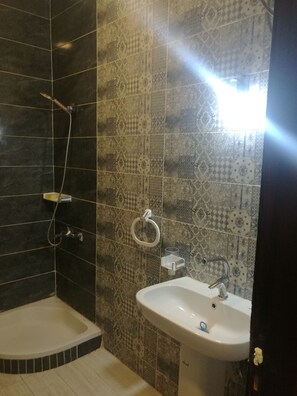 Shower, free toiletries - Queen Hostel (Hurghada)