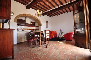 TV, libri, studio, stampante