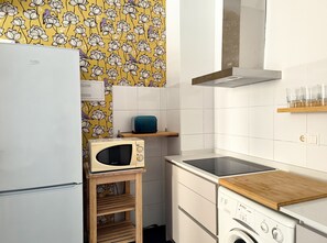 Frigorífico, microondas, placa de cocina y cafetera o tetera
