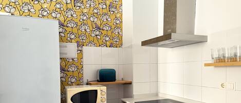 冷蔵庫、電子レンジ、コンロ、コーヒー / ティーメーカー