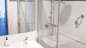 Regadera, secadora de cabello, bidet, toallas