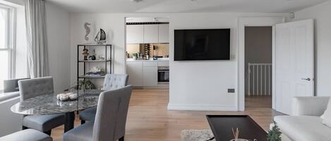 Una televisión, una chimenea, libros, un reproductor estéreo