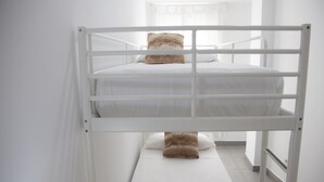A bunk bed with a white frame and a lower bunk with a brown blanket. - Flats Friends Tetuan 2 bedrooms (Valencia)