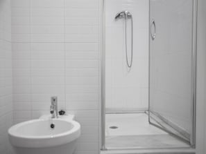 A bathroom with a sink, a shower, and a toilet. - Flats Friends Tetuan 2 bedrooms (Valencia)