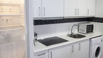 Réfrigérateur, micro-ondes, plaque de cuisson, cafetiÚre/bouilloire