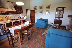 Televisión, chimenea, libros y estéreo 