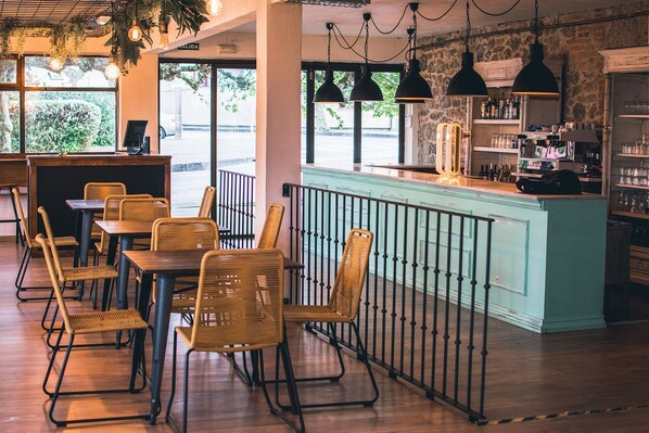 Café da manhã com buffet grátis todos os dias