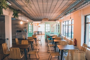 Café da manhã com buffet grátis todos os dias
