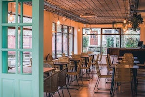 Café da manhã com buffet grátis todos os dias