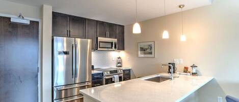 Réfrigérateur, micro-ondes, four, plaque de cuisson