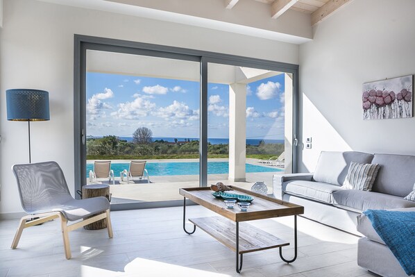 Smart-TV, Kamin, Bücher