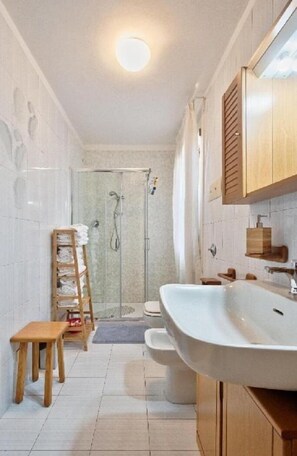 Dusche, Haartrockner, Bidet, Handtücher