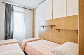 3 slaapkamers, een strijkplank/strijkijzer, gratis wifi, beddengoed