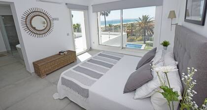 Great villa with pool and sea views, for 8 people. FREE WIFI