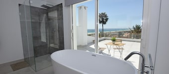 Great villa with pool and sea views, for 8 people. FREE WIFI