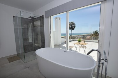 Great villa with pool and sea views, for 8 people. FREE WIFI
