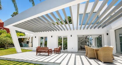 Great villa with pool and sea views, for 8 people. FREE WIFI