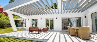 Fantastisk villa med pool och havsutsikt till helt ny, för 8 personer. GRATIS WIFI