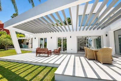 Great villa with pool and sea views, for 8 people. FREE WIFI