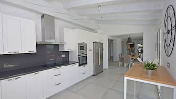 Frigorífico, microondas, horno y lavavajillas