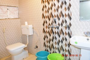Premium Suite, 1 Queen Bed | Bathroom