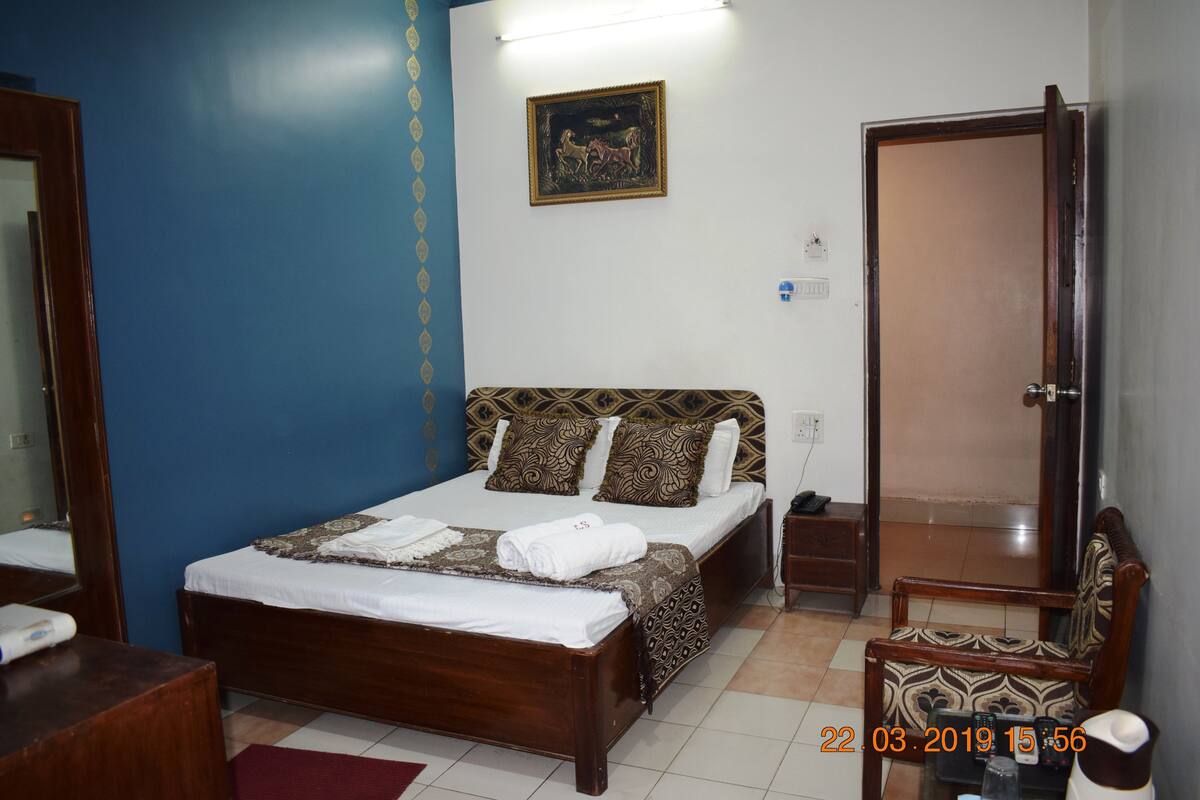 Standard Room, 1 Queen Bed, Smoking, Private Bathroom | 1 bedroom, Egyptian cotton sheets, premium bedding
