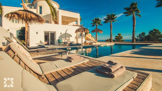 A modern villa with a pool, sun loungers, and palm trees. - Villa ROSINA by Abahana Villas (Benissa)