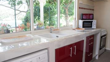 Een koelkast, een magnetron, een oven, een kookplaat