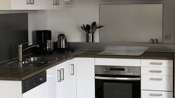 Geladeira, micro-ondas, fogão, cooktop
