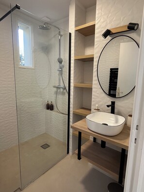 Dusche, Handtücher, Toilettenpapier