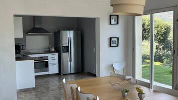 Frigorífico, microondas, horno y placa de cocina