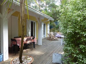 Outdoor dining - Villa des MARMOTTES in dead end beautiful wooden terrace at the back (SOORTS HOSSEGOR)