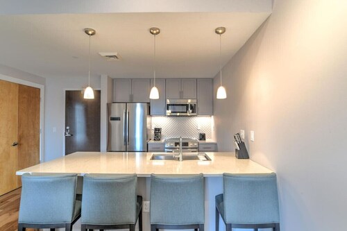 Cozy Modern Downtown Condo with Balcony