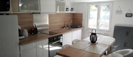 Réfrigérateur, micro-ondes, four, plaque de cuisson