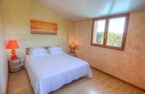 3 makuuhuonetta, tallelokero huoneessa, silitysrauta/-lauta, Wi-Fi