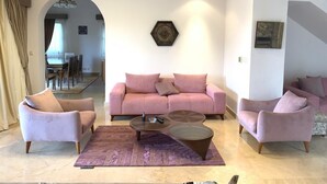 Villa, 5 Bedrooms | Ruang tamu | TV skrin rata 