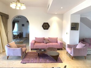 Villa, 5 habitaciones | Sala de estar | Televisión de pantalla plana