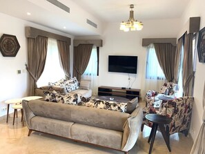 Villa, 5 habitaciones | Sala de estar | Televisión de pantalla plana 