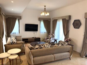 Villa, 5 habitaciones | Sala de estar | Televisión de pantalla plana