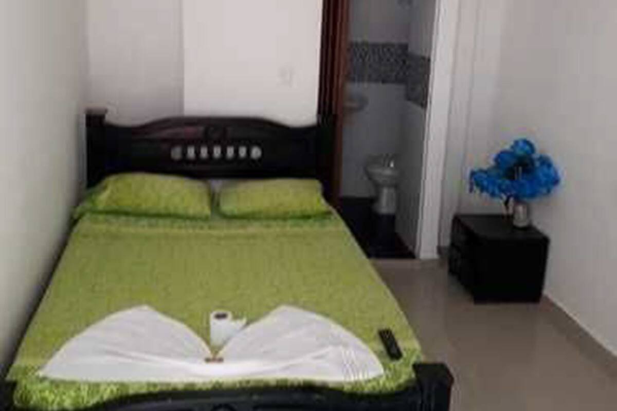 Doppia Basic, 1 letto queen (2nd Floor) | Wi-Fi gratuito