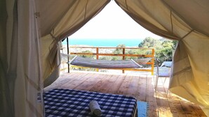 A tent with a bed and a hammock. - Agriturismo Erbe Matte - Campsite (Sant'Antioco)