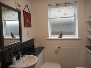 Cottage, Multiple Beds | Bathroom