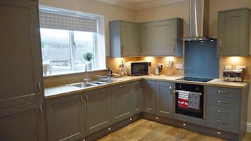 Casa de campo, várias camas | Cozinha privada | Geladeira, micro-ondas, fogão, cooktop