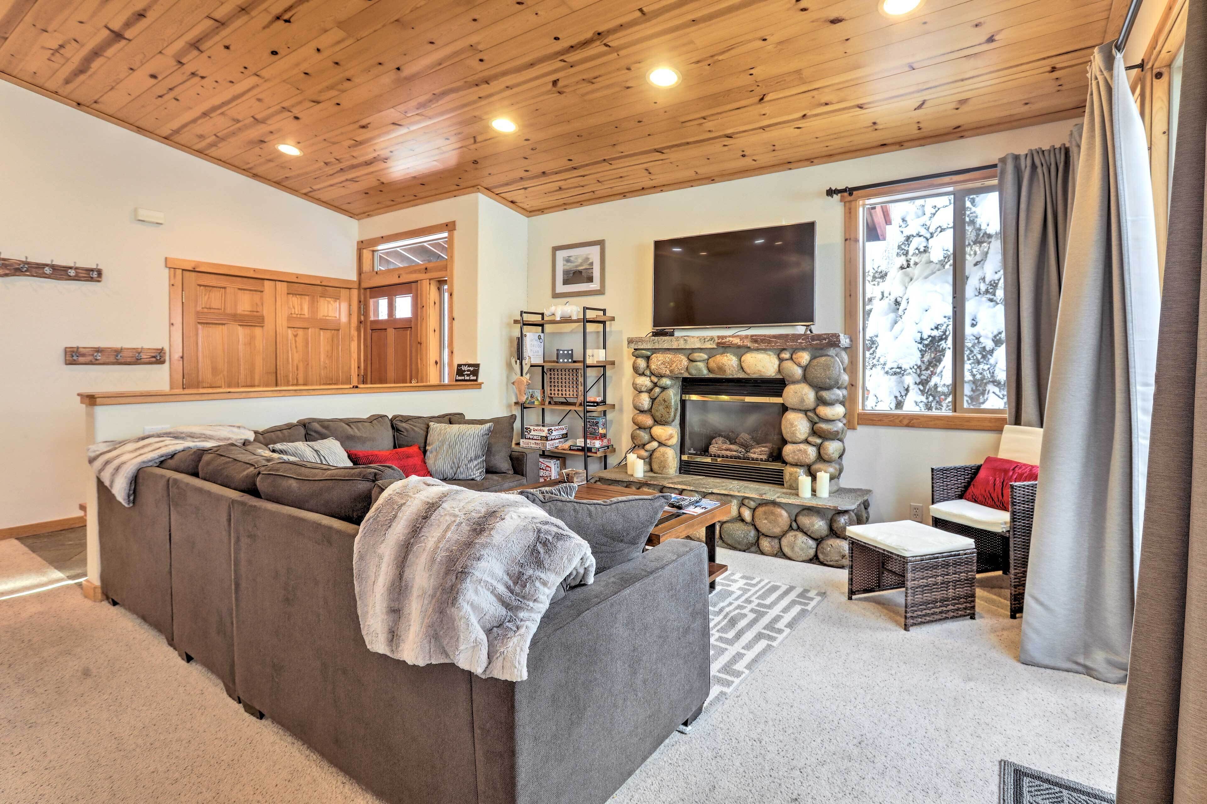 Televisie, een open haard, een dvd-speler en boeken