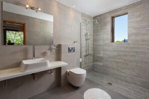 Kostenlose Toilettenartikel, Haartrockner, Handtücher