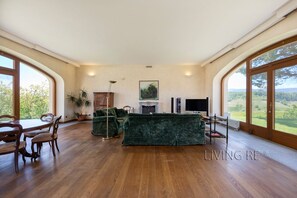TV, fireplace, DVD player, table football - Villa I Turri, luxury in the vineyards (Cremolino)