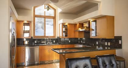 Hermosa casa alpina con vistas panorámicas desde la cubierta, concepto abierto, jacuzzi