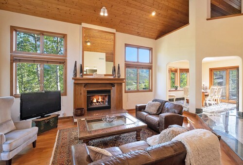 Beautifull Alpine Home with Panoramic Views from Deck , Open Concept, Hot Tub 